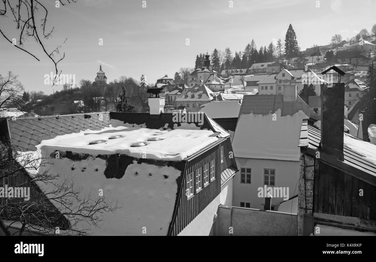 Banska Stiavnica - Slovaquie - UNESCO monument - Château Neuf et les toits de la ville en soirée d'hiver. Banque D'Images