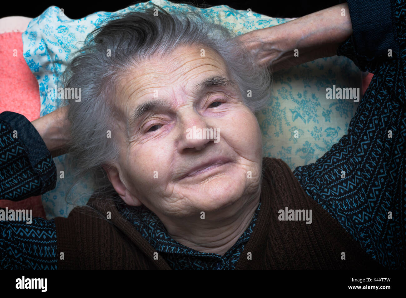 Personnes âgées fatiguées. femme reposant sur le lit Banque D'Images