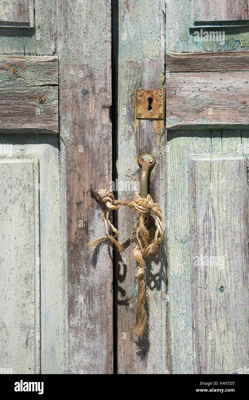 Vieille porte en bois pâle, pâle, peinture liés avec de la ficelle, Tilos,  Grèce Photo Stock - Alamy