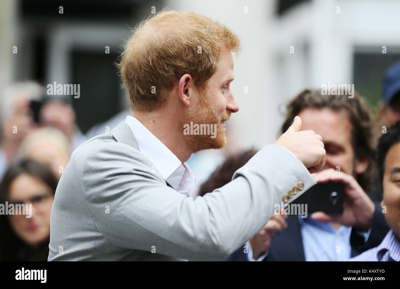 Le prince Harry rencontre des membres du public à st anne's square, Belfast, lors d'une visite à l'Irlande du Nord. Banque D'Images