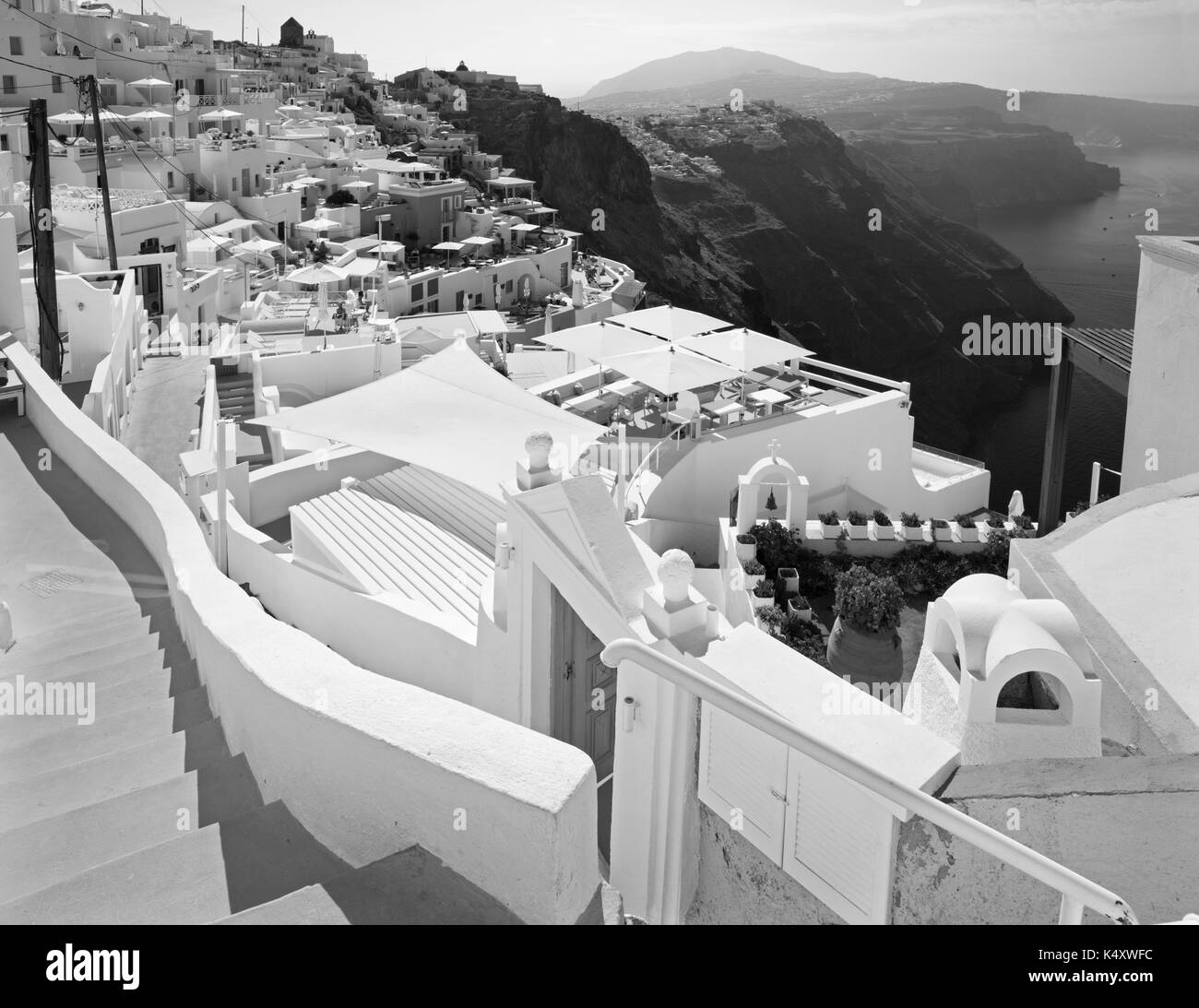 Santorin - les perspectives sur le complexe hôtelier de luxe dans imerovigili à caldera avec l'aeie dans l'arrière-plan. Banque D'Images