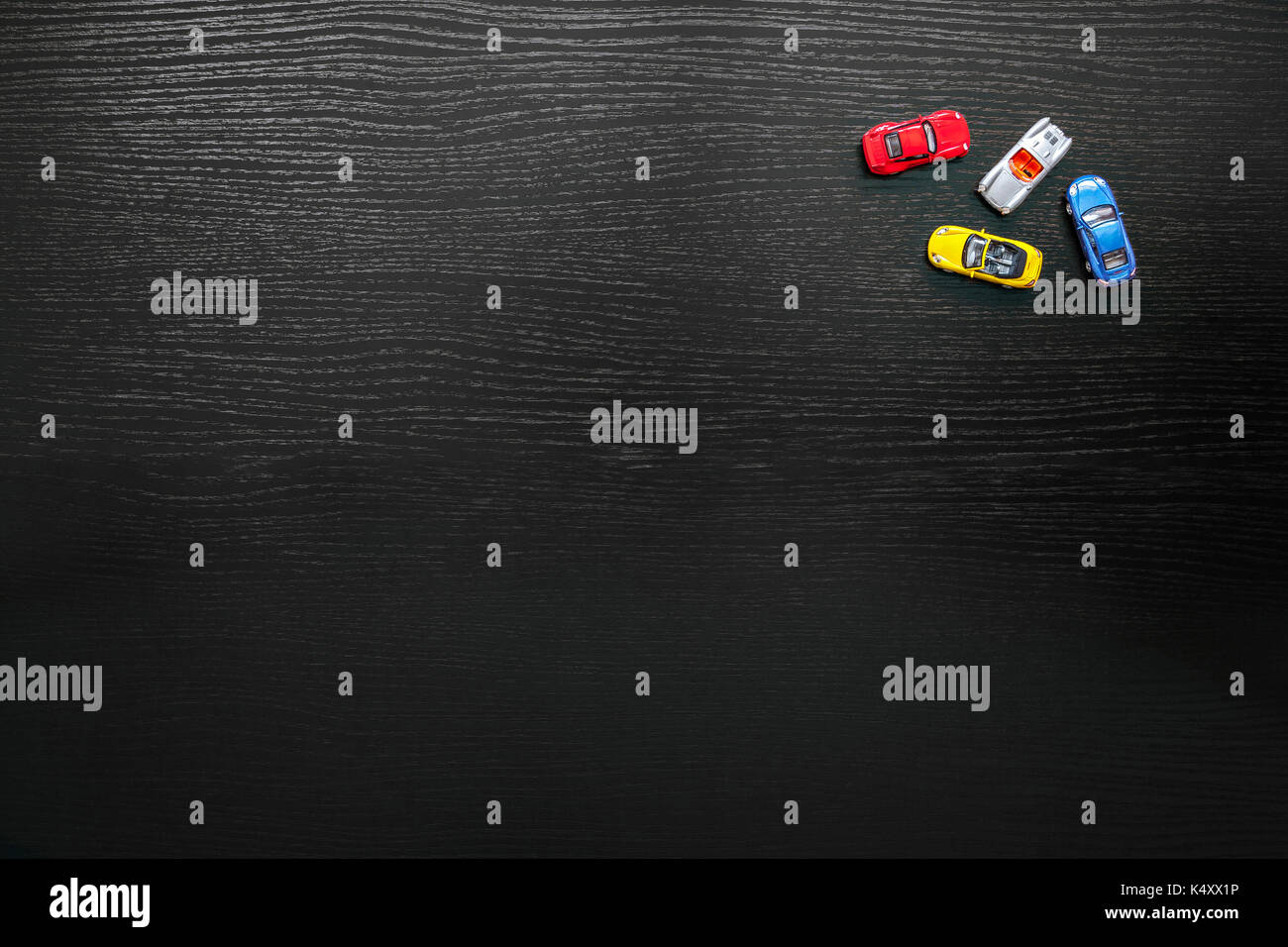 Fond noir avec des petites voitures, le chaos Banque D'Images