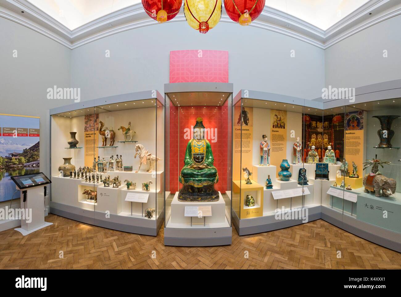 La poterie et la porcelaine chinoise sur l'affichage dans le levier de dame art gallery, port sunlight, Merseyside. Banque D'Images