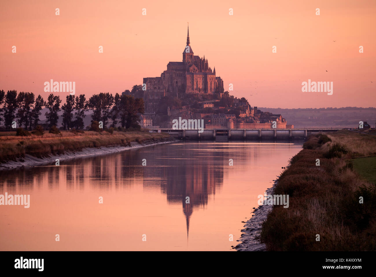 Mont Saint-Michel (Saint Michael's Mount), Normandie, nord-ouest de la France : la montagne et le barrage de Couesnon, tôt le matin (non disponible pour les p Banque D'Images