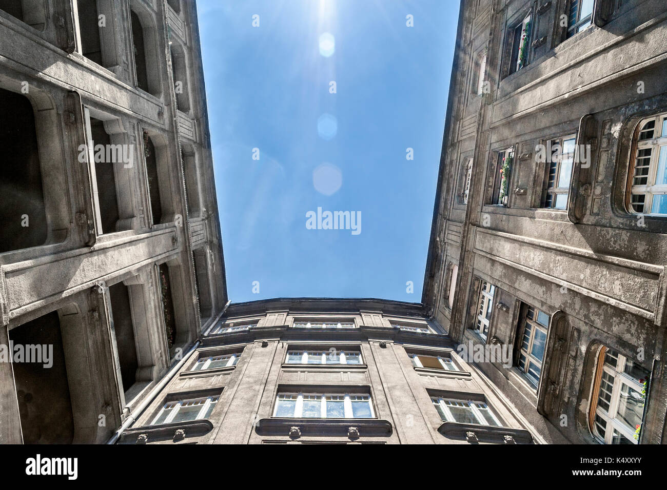 Appartements anciens avec ciel bleu Banque D'Images