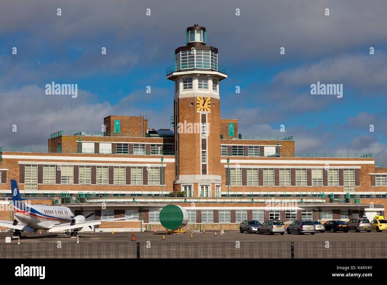 Ancienne tour de contrôle de l'aéroport de Liverpool et terminal 1937-40, Speke, Liverpool. Style art déco, désaffecté et maintenant un hôtel. Banque D'Images