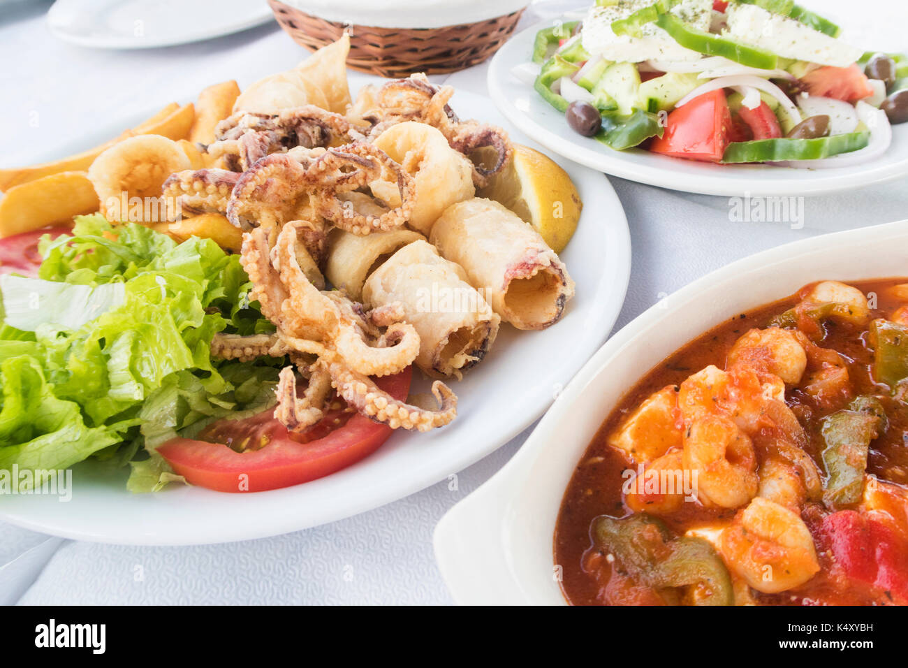 La cuisine grecque traditionnelle servie au restaurant en plein air Banque D'Images