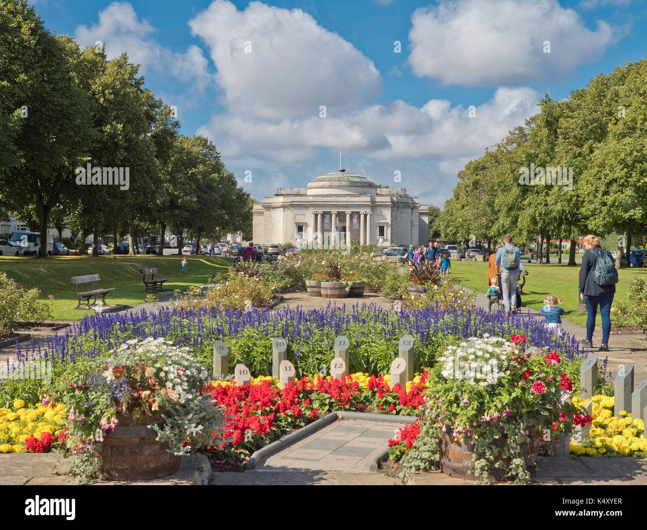 Port Sunlight village, Wirral, montrant les aménagements floraux et levier dame art gallery. Banque D'Images