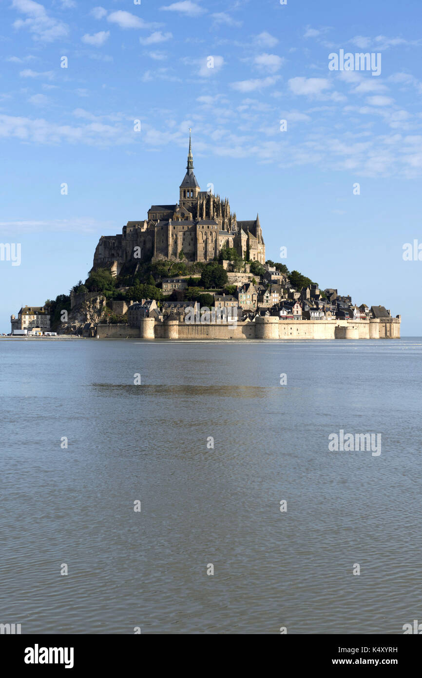 Le Mont-Saint-Michel et l'abbaye entourée d'eau. Ciel bleu Banque D'Images