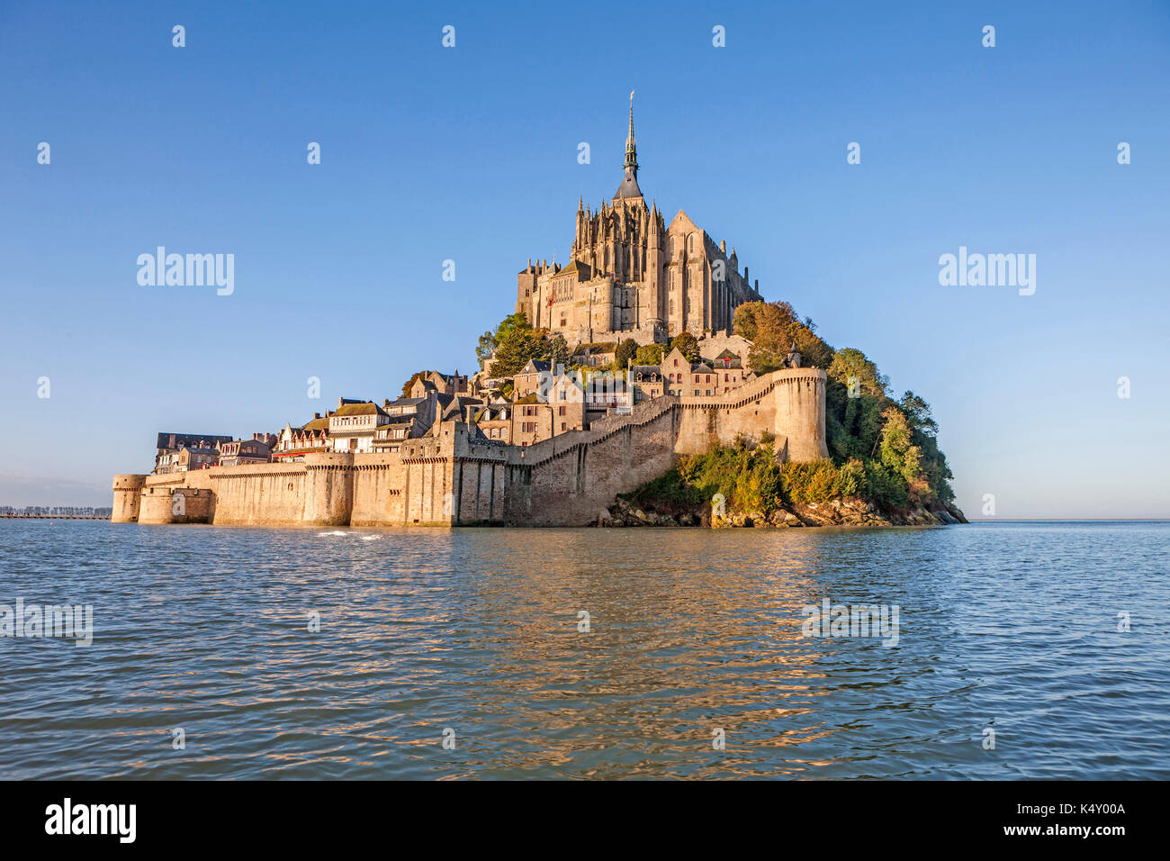 Mont Saint-Michel (Saint Michael's Mount), Normandie, nord-ouest de la France : Le Mont Saint-Michel vu de la mer au cours d'une marée de printemps, equ'automne Banque D'Images