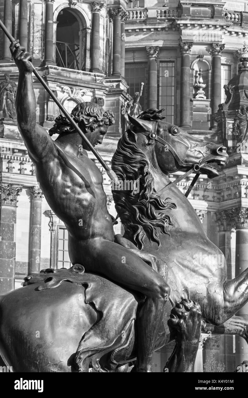 Berlin, Allemagne - 13 février, 2017 : le détail de sculpture en bronze, lowenkampfer par Albert Wolff et conçu par Christian Daniel devant altes m Banque D'Images