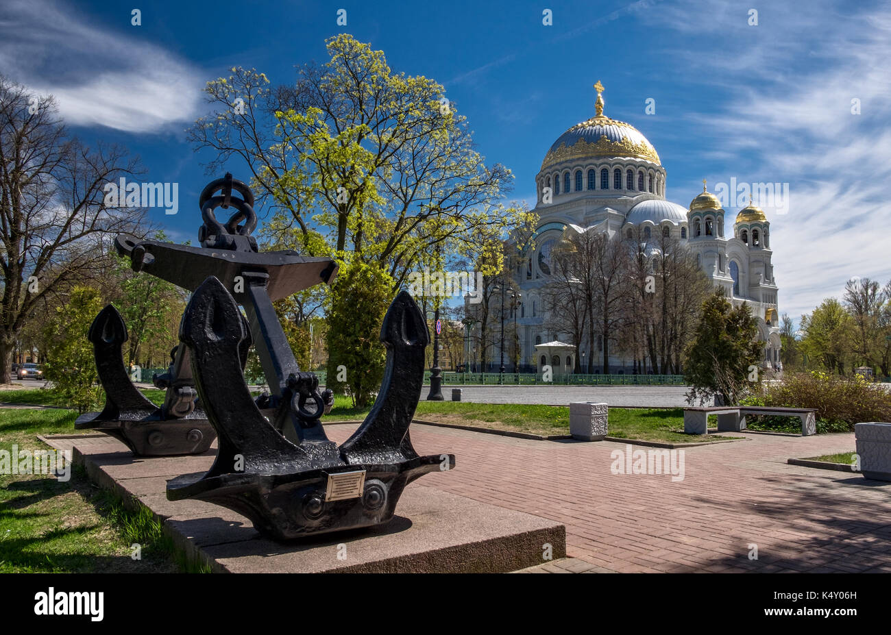 Cathédrale de la marine de saint Nicolas et l'ancre signe commémoratif à cronstadt, Russie Banque D'Images