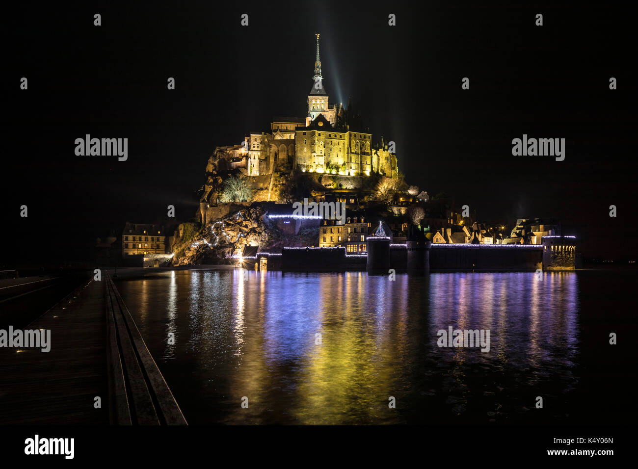 Mont Saint-Michel (Saint Michael's Mount), Normandie, nord-ouest de la France : le Mont illuminé la nuit pendant la saison de Noël Banque D'Images