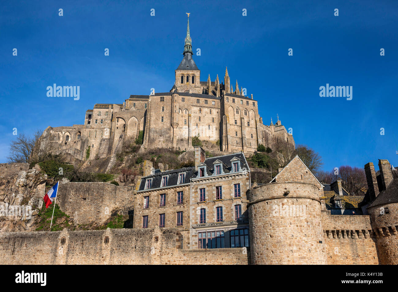 Mont Saint-Michel (Saint Michael's Mount), Normandie, nord-ouest de la France : les remparts et l'abbaye, classé Monuments Historiques (Français ' Banque D'Images