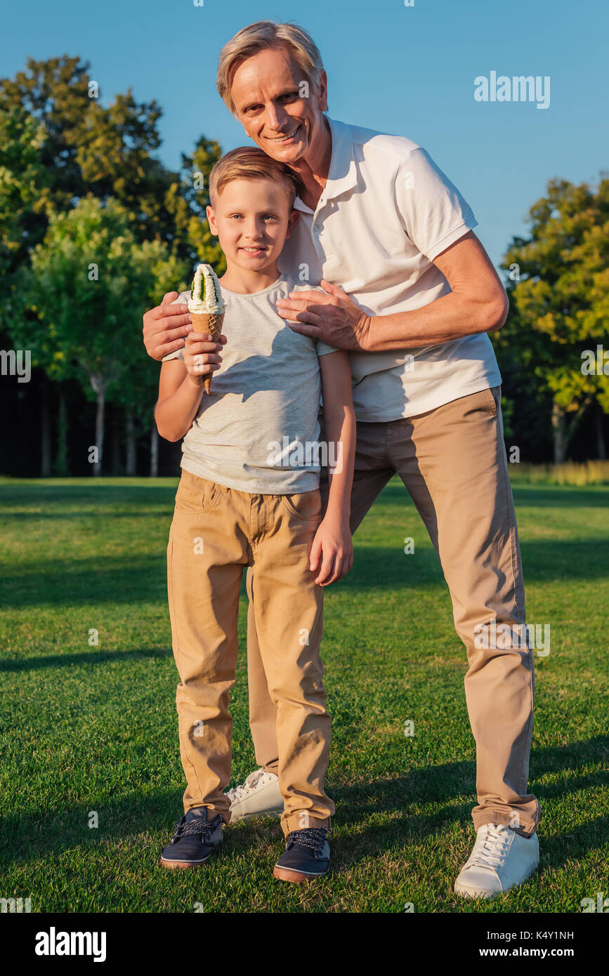 Grand-père et l'enfant avec de la crème glacée Banque D'Images