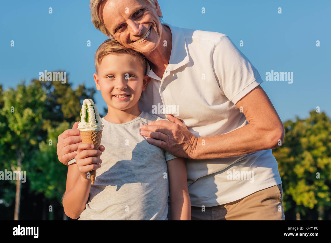 Grand-père et l'enfant avec de la crème glacée Banque D'Images