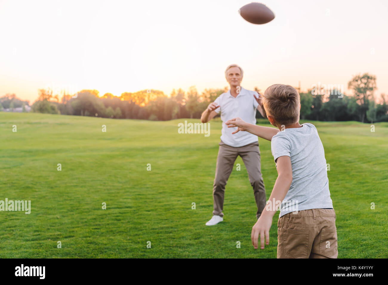 Grand-père et fils rugby Banque D'Images