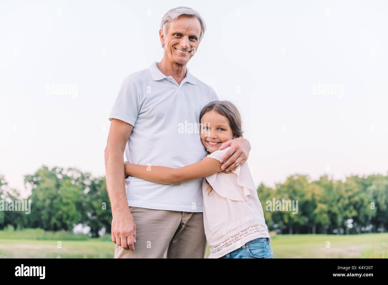 Smiling grandfather and granddaughter Banque D'Images