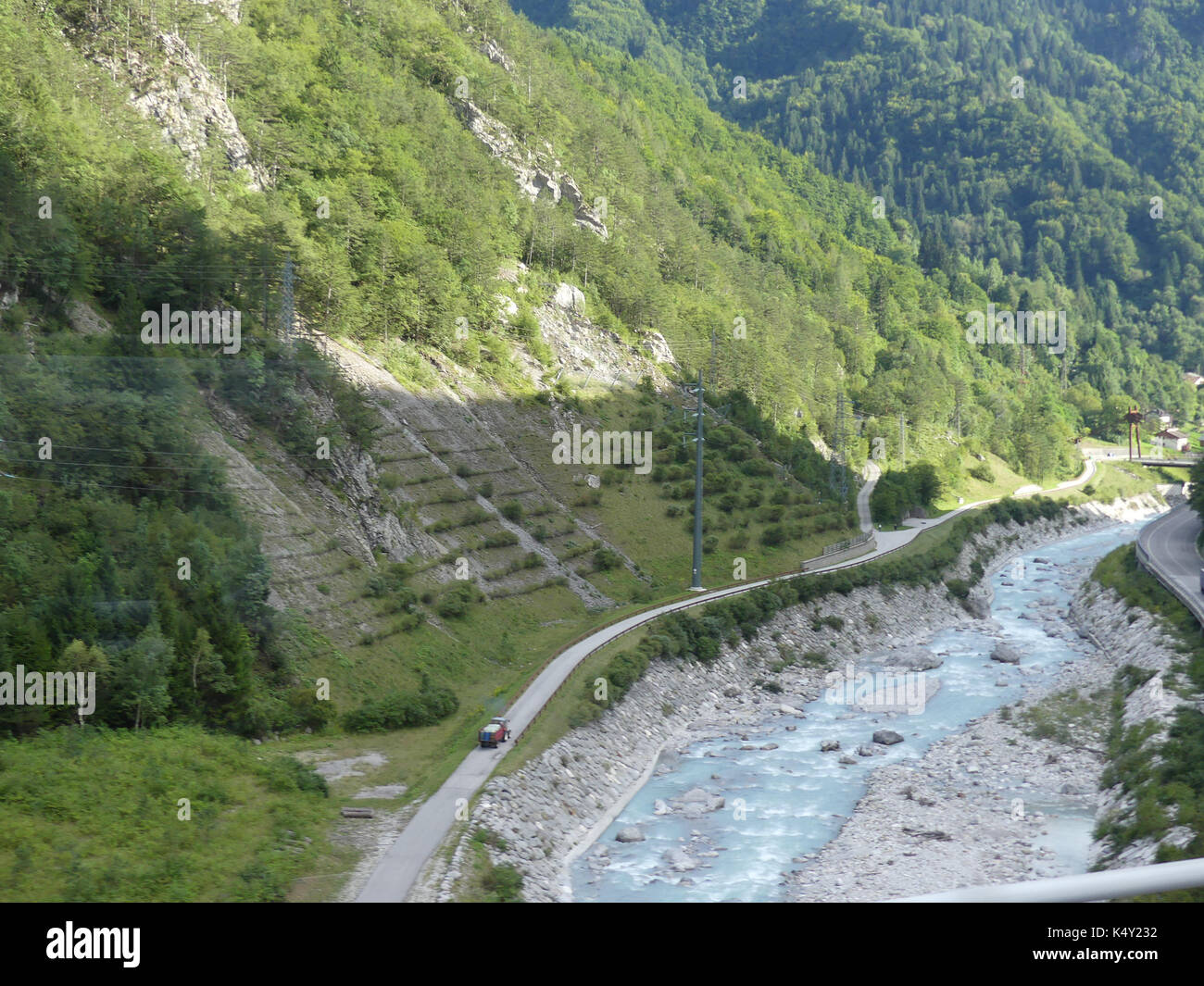 Slovénie la rivière Soca à la fin de l'été dans la région de Goriska Brda avec des champs de vigne en terrasses. Photo: Tony Gale Banque D'Images