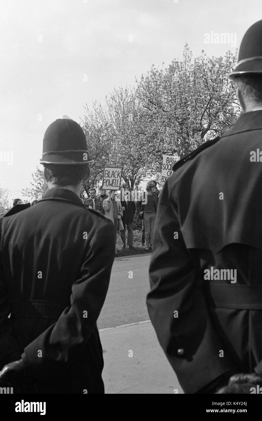 Enoch Powell : protestation des étudiants anti-racisme de l'Université de Bristol en manifester contre Enoch Powell MP trois semaines après son discours controversé sur l'immigration qui est devenu connu était le "discours des fleuves de sang". Ils ont fait du piquetage d'une réunion publique à Chippenham dans le Wiltshire le 11 mai 1968 qu'il est arrivé en voiture. Banque D'Images