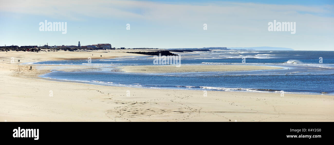 La grande plage de sable de barra en hiver. Beira Litoral, Portugal Banque D'Images