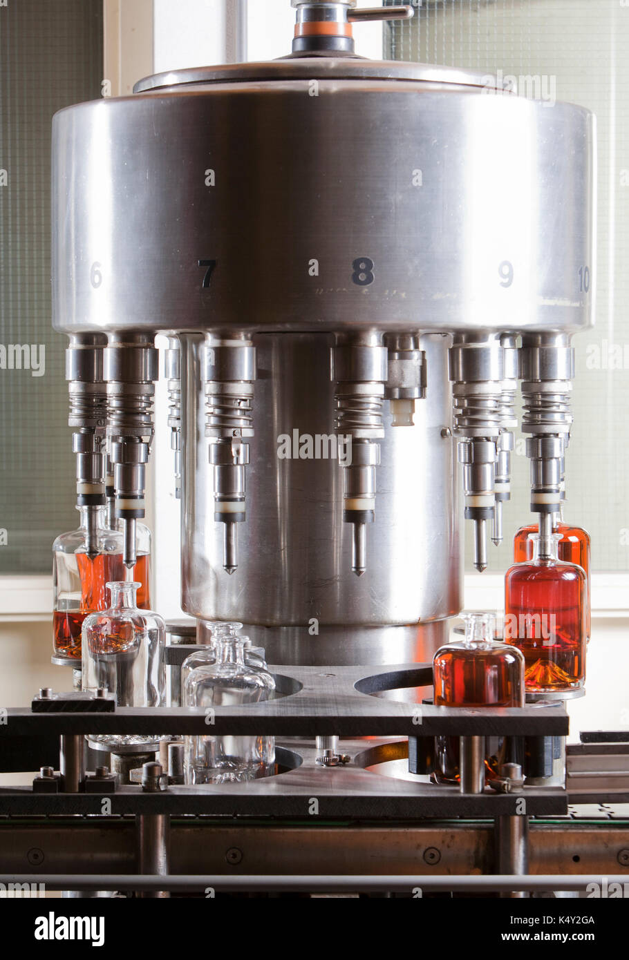 Machine de remplissage de bouteilles d'alcool les bouteilles de remplissage  Photo Stock - Alamy