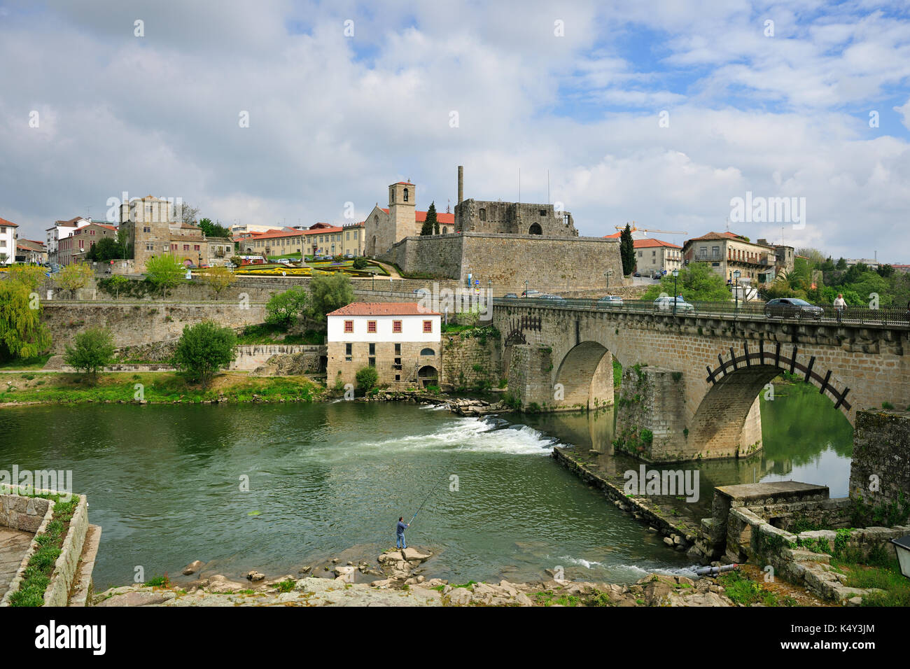 Le site historique de Barcelos et le pont médiéval utilisé par les pèlerins sur le chemin du Camino de Santiago (chemin de Saint-Jacques). Portugal Banque D'Images