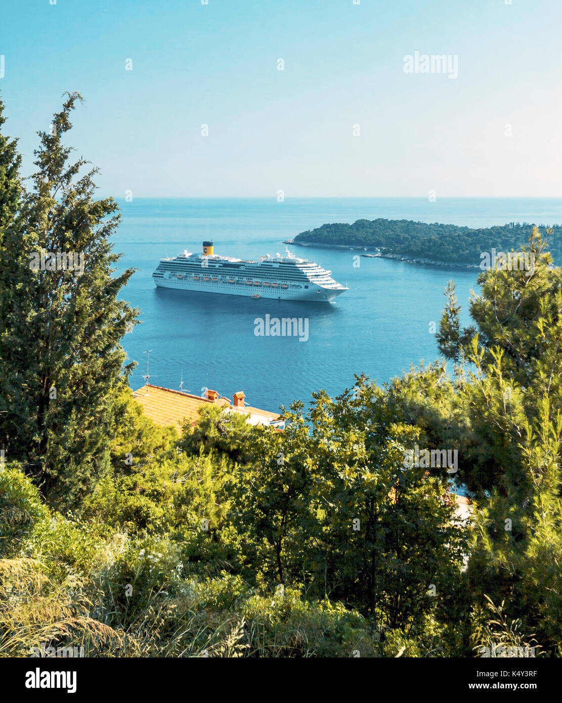 Dubrovnik, Croatie - Juin 24 : vue du Costa Serena navire de croisière alfama miradouro le juin 24, 2010 à Dubrovnik. Banque D'Images