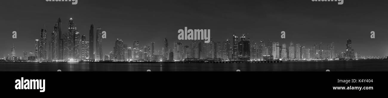 Dubaï - la soirée panorama de marina Towers. Banque D'Images