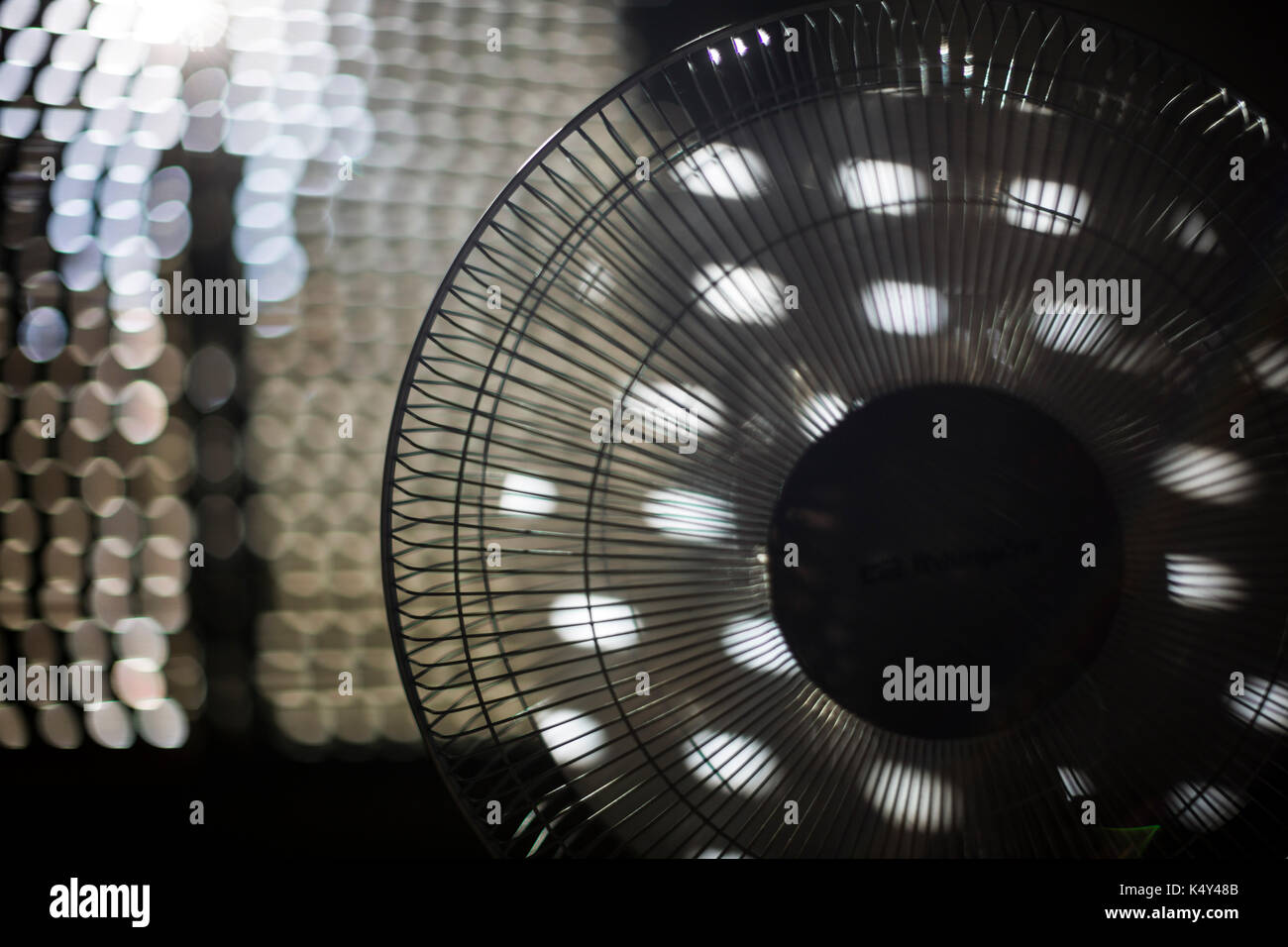 De travail du ventilateur à l'intérieur sur une chaude journée d'été Banque D'Images