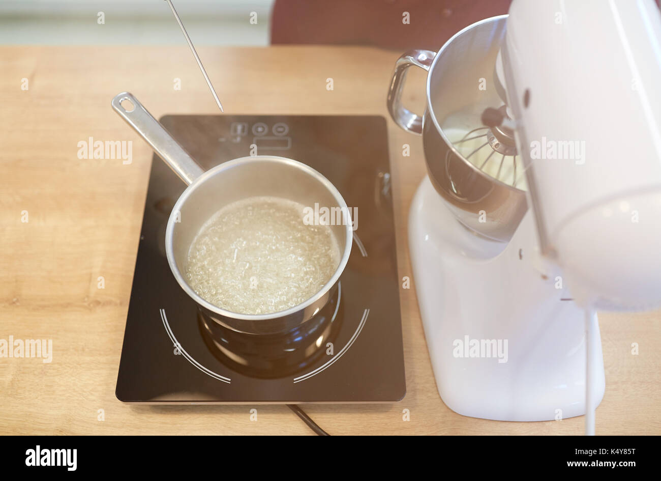 Mélangeur électrique et pot sur cuisinière à cuisine Banque D'Images