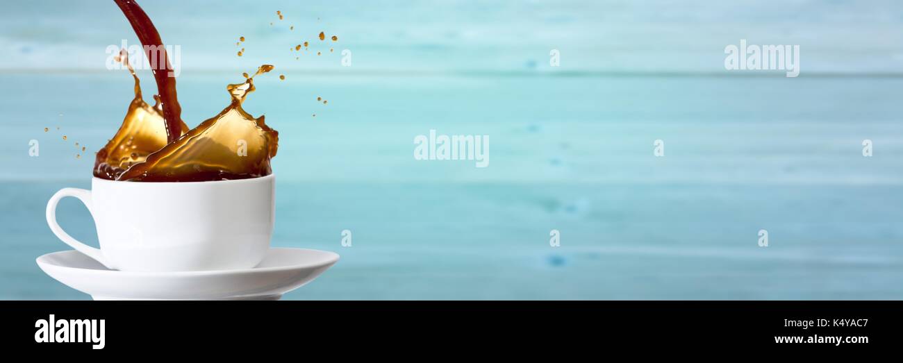 Digital composite de café est versé dans white cup contre panneau bleu flou Banque D'Images