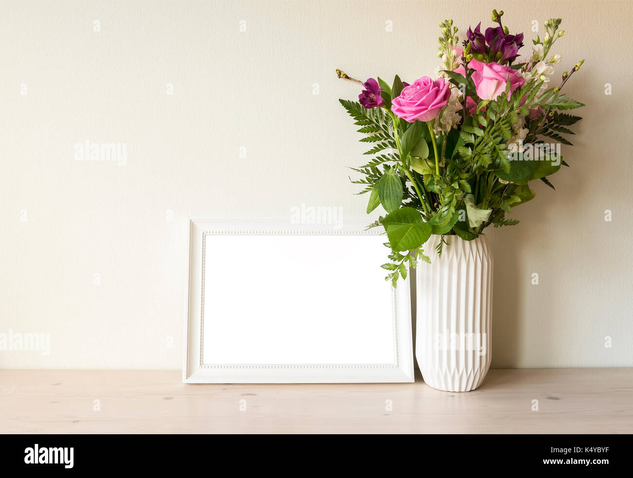 Cadre vide immersive avec des fleurs bouqet en vase. Banque D'Images