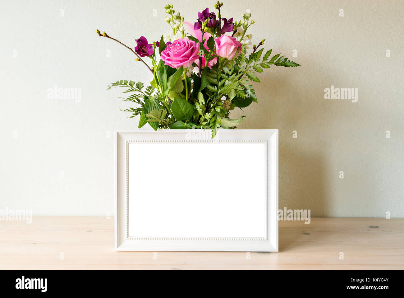 Cadre blanc vide immersive avec bouquet de fleurs dans un vase. Banque D'Images