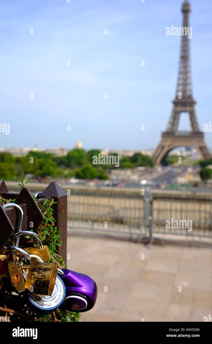 Serrures de l'amour près de la Tour Eiffel à Paris Banque D'Images