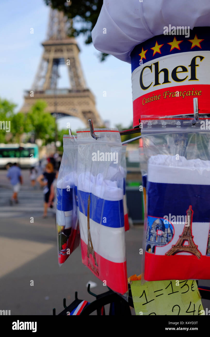 Des souvenirs pour touristes en vente près de la Tour Eiffel à Paris sur une journée d'été Banque D'Images