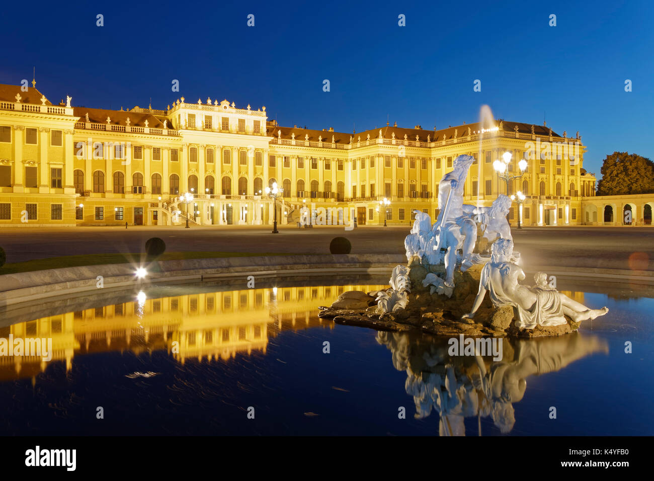 Fontaine en face du château de Schönbrunn, Vienne, Autriche Banque D'Images