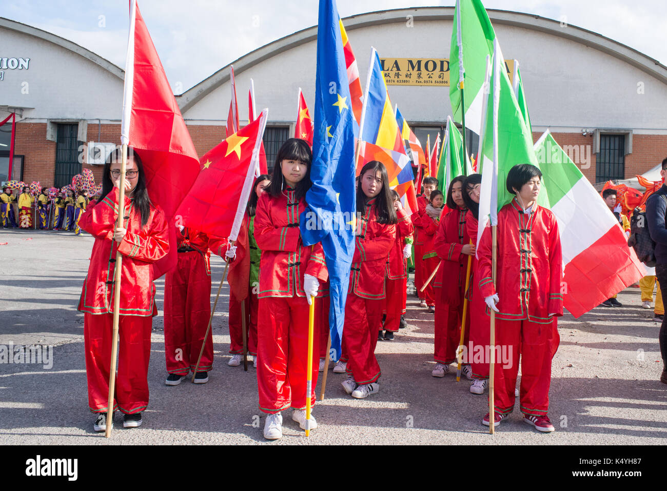 Préparatifs des célébrations pour le nouvel an chinois 2017 année du coq à Prato, Italie. les garçons en formation Banque D'Images