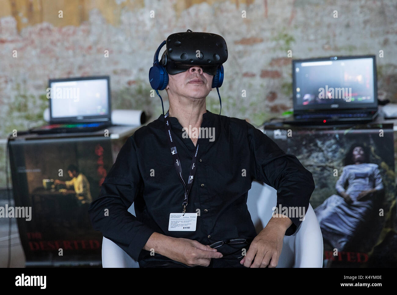 Venise, Italie. 07Th sep 2017. directeur cai mingliang vr regarde son film 'Le désert' pendant le festival du film de Venise à Venise, Italie, . avec 22 titres dans la compétition, la réalité virtuelle (VR) programme de cette année, le festival du film de Venise donné aux visiteurs trois domaines différents de l'expérience de la nouvelle technologie : premièrement, un théâtre de 50 places où ils pourraient bénéficier de projections sur des chaises blanches en rotation permettant une vision à 360 degrés. Deuxièmement, stand up d'oculus à regarder travaux interactifs ; et enfin, d'installations. Quelque 3 000 visiteurs ont été enregistrés jusqu'à septembre. source : Xinhua/Alamy Banque D'Images