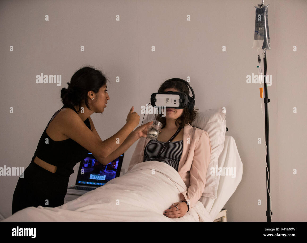 Venise, Italie. 07Th sep 2017. une expérience touristique interactif vr fonctionne pendant le festival du film de Venise à Venise, Italie, . avec 22 titres dans la compétition, la réalité virtuelle (VR) programme de cette année, le festival du film de Venise donné aux visiteurs trois domaines différents de l'expérience de la nouvelle technologie : premièrement, un théâtre de 50 places où ils pourraient bénéficier de projections sur des chaises blanches en rotation permettant une vision à 360 degrés. Deuxièmement, stand up d'oculus à regarder travaux interactifs ; et enfin, d'installations. Quelque 3 000 visiteurs ont été enregistrés jusqu'à septembre. source : Xinhua/Alamy live news Banque D'Images