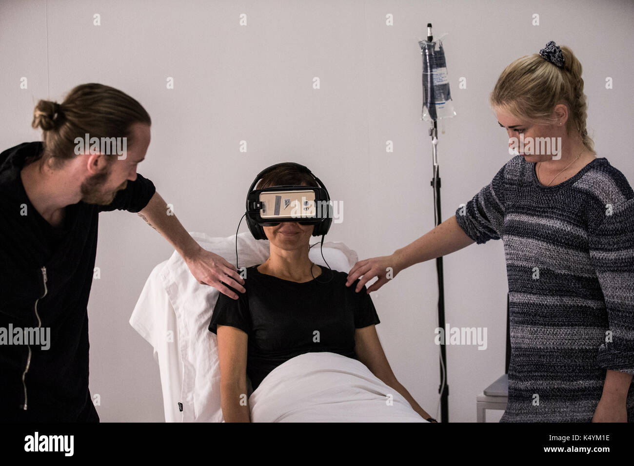 Venise, Italie. 07Th sep 2017. une expérience touristique interactif vr fonctionne pendant le festival du film de Venise à Venise, Italie, . avec 22 titres dans la compétition, la réalité virtuelle (VR) programme de cette année, le festival du film de Venise donné aux visiteurs trois domaines différents de l'expérience de la nouvelle technologie : premièrement, un théâtre de 50 places où ils pourraient bénéficier de projections sur des chaises blanches en rotation permettant une vision à 360 degrés. Deuxièmement, stand up d'oculus à regarder travaux interactifs ; et enfin, d'installations. Quelque 3 000 visiteurs ont été enregistrés jusqu'à septembre. source : Xinhua/Alamy live news Banque D'Images
