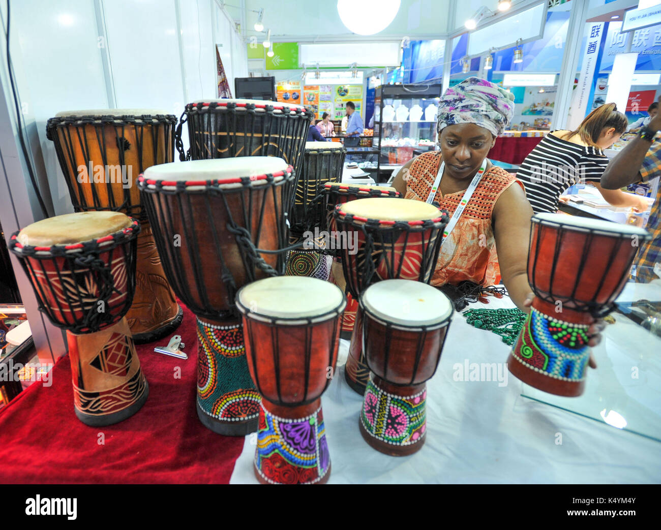 (170907) -- yinchuan, sept. 7, 2017 (Xinhua) -- un exposant de l'Ouganda montre batterie au cours de l'expo Chine-pays arabes à Yinchuan, capitale de la Chine du nord-ouest de la région autonome du Ningxia hui, sept. 7, 2017. (Xinhua/li renzi) (wyo) Banque D'Images
