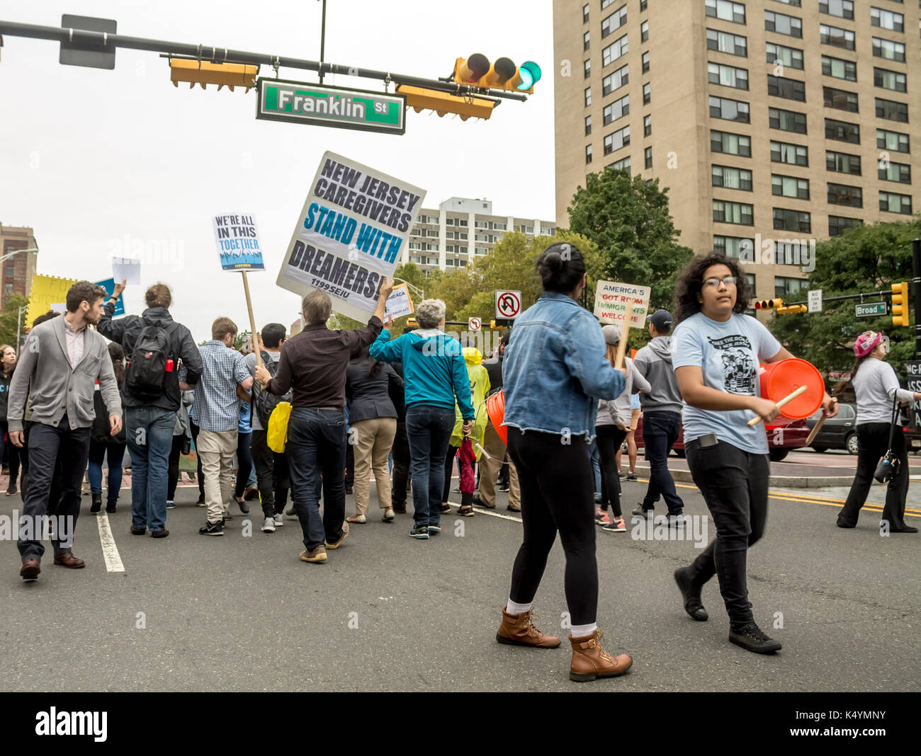 Newark, États-Unis. 6 septembre, 2017. Les immigrants et leurs partisans dans la rue pour protester contre la destitution du président Donald Trump de daca, une ère obama une loi qui permet à ceux qui ont immigré en tant qu'enfants à demeurer aux États-Unis sur un visa spécial. près de 800 000 personnes sont sous la menace d'une déportation maintenant que daca a disparu. La plupart de ceux menacés d'expulsion sont des étudiants qui ont vécu à l'intérieur du pays pendant des années par la "loi des alésoirs. mack william regan / alamy live news Banque D'Images