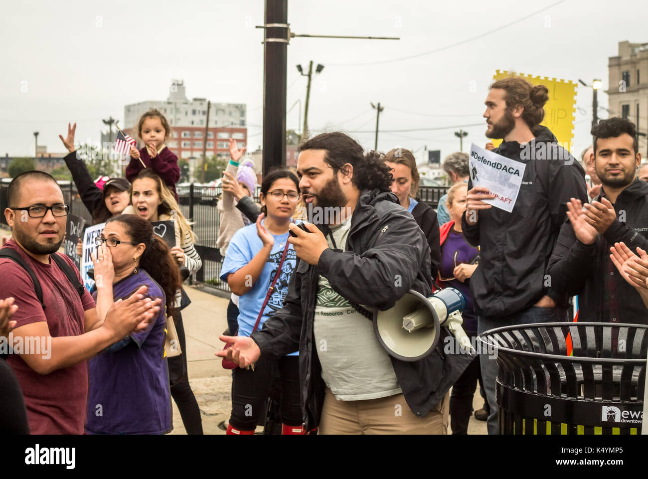 Newark, États-Unis. 6 septembre, 2017. Les immigrants et leurs partisans dans la rue pour protester contre la destitution du président Donald Trump de daca, une ère obama une loi qui permet à ceux qui ont immigré en tant qu'enfants à demeurer aux États-Unis sur un visa spécial. près de 800 000 personnes sont sous la menace d'une déportation maintenant que daca a disparu. La plupart de ceux menacés d'expulsion sont des étudiants qui ont vécu à l'intérieur du pays pendant des années par la "loi des alésoirs. mack william regan / alamy live news Banque D'Images