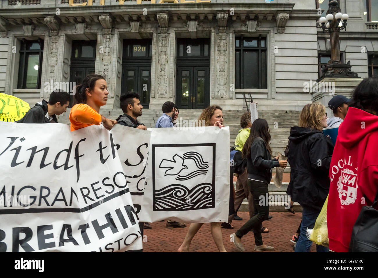 Newark, États-Unis. 6 septembre, 2017. Les immigrants et leurs partisans dans la rue pour protester contre la destitution du président Donald Trump de daca, une ère obama une loi qui permet à ceux qui ont immigré en tant qu'enfants à demeurer aux États-Unis sur un visa spécial. près de 800 000 personnes sont sous la menace d'une déportation maintenant que daca a disparu. La plupart de ceux menacés d'expulsion sont des étudiants qui ont vécu à l'intérieur du pays pendant des années par la "loi des alésoirs. mack william regan / alamy live news Banque D'Images