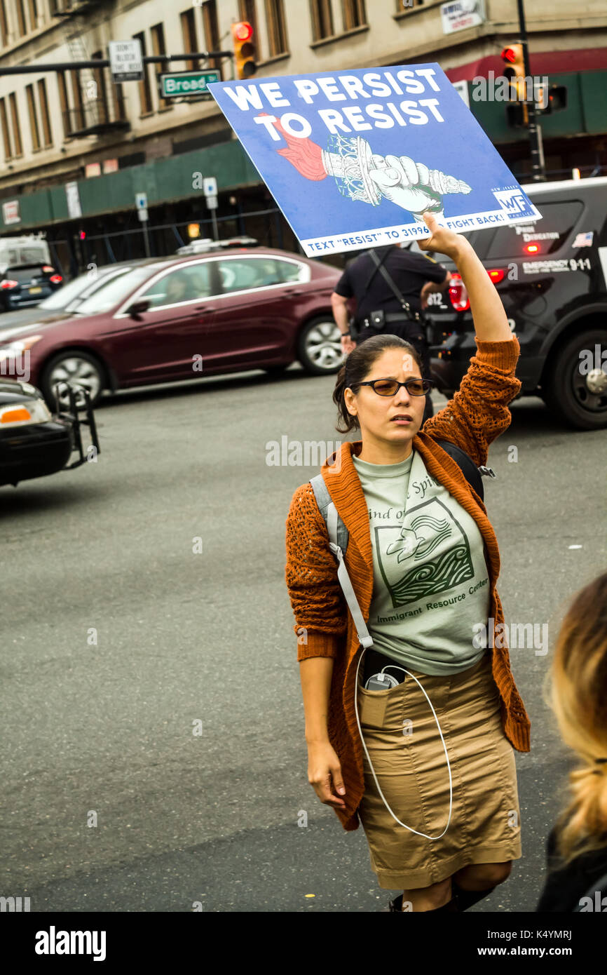 Newark, États-Unis. 6 septembre, 2017. Les immigrants et leurs partisans dans la rue pour protester contre la destitution du président Donald Trump de daca, une ère obama une loi qui permet à ceux qui ont immigré en tant qu'enfants à demeurer aux États-Unis sur un visa spécial. près de 800 000 personnes sont sous la menace d'une déportation maintenant que daca a disparu. La plupart de ceux menacés d'expulsion sont des étudiants qui ont vécu à l'intérieur du pays pendant des années par la "loi des alésoirs. mack william regan / alamy live news Banque D'Images