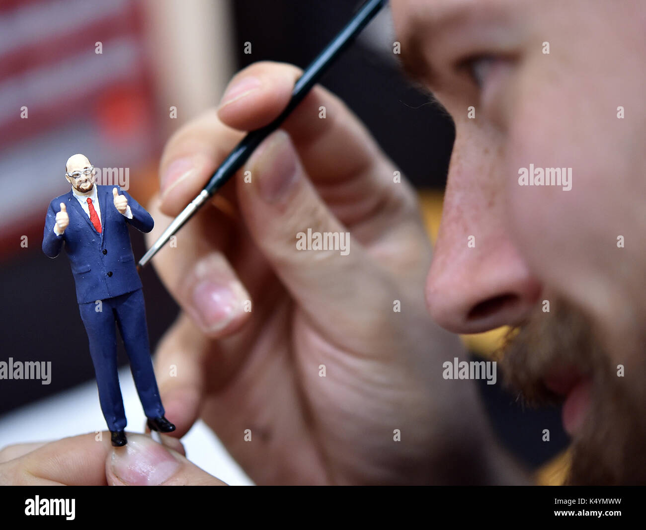 Berlin, Allemagne. Sep 7, 2017. modèle designer Alexander billik peint la figure de candidat à la chancellerie, Martin Schulz à la little big city à Berlin, Allemagne, 7 septembre 2017. Le 12 septembre, les chiffres des huit chanceliers et candidats au poste de chancelier Martin Schulz sera ajouté à la 'petite grande ville' ville miniature. entre 12 et 21 septembre, les visiteurs peuvent voter pour choisir le chancelier. photo : britta pedersen/dpa-zentralbild/dpa/Alamy live news Banque D'Images