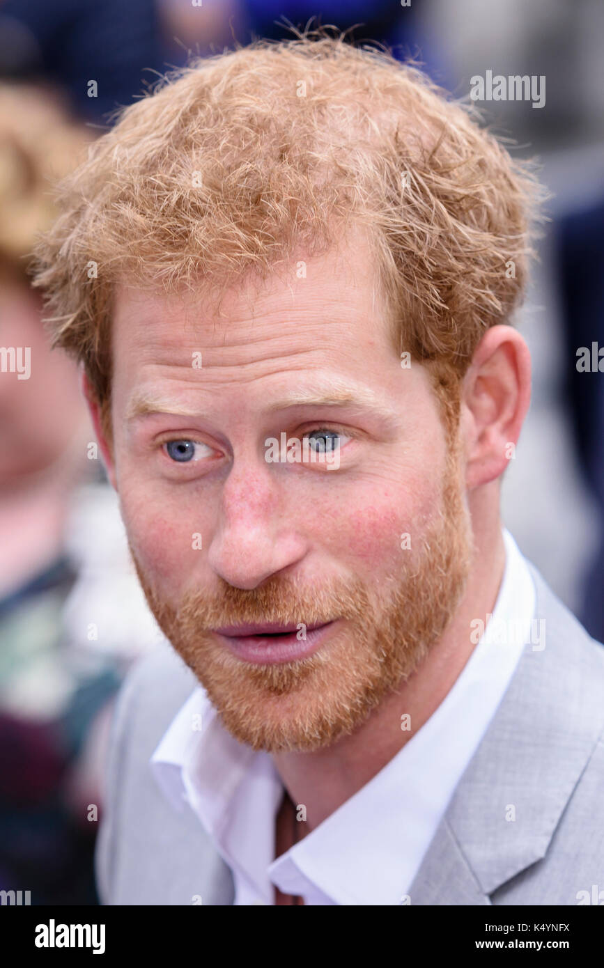 Belfast, Irlande du Nord. 07/09/2017 - le prince Harry à la rencontre du public au cours de foule à Belfast pour sa première visite en Irlande du Nord. Banque D'Images