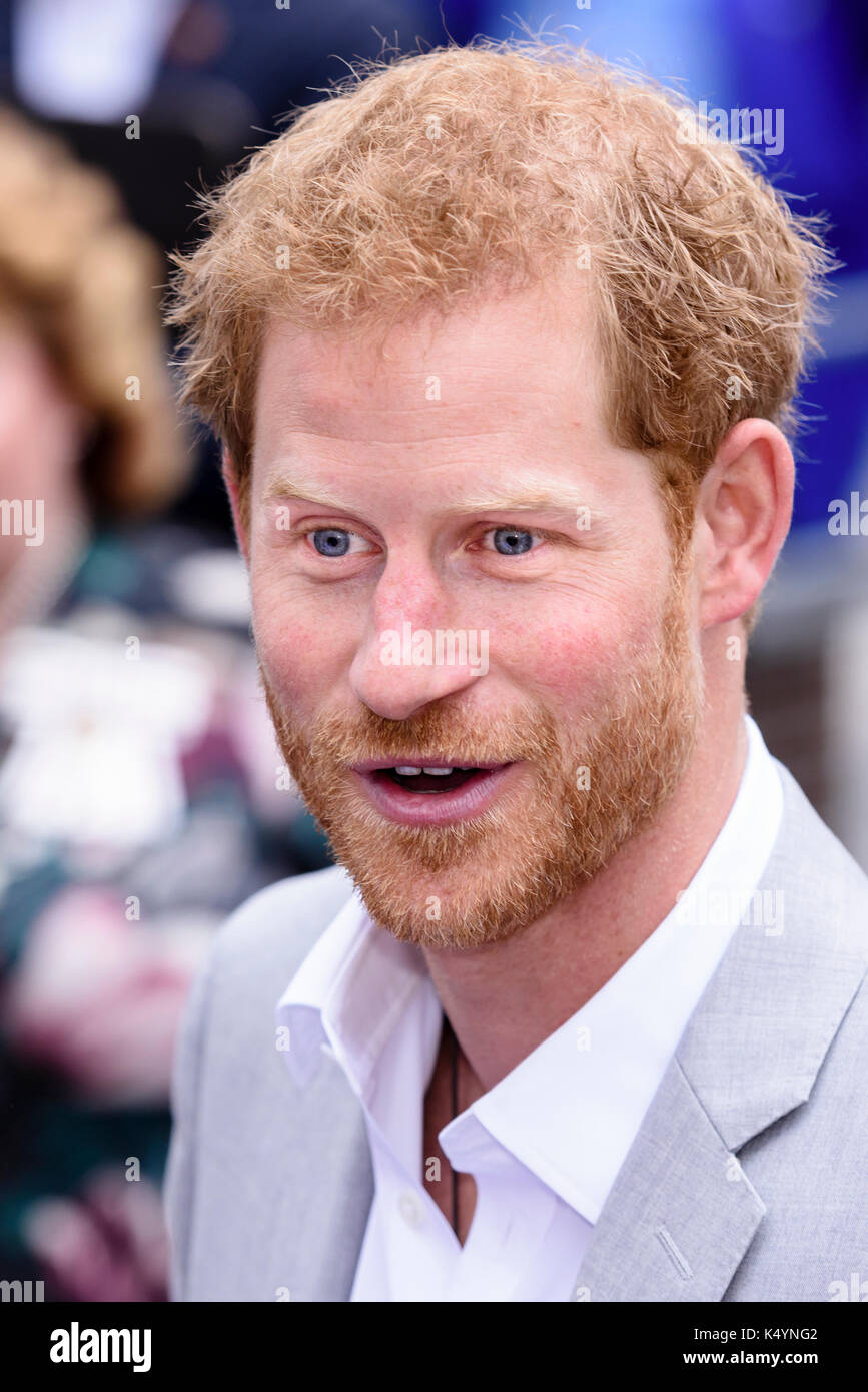 Belfast, Irlande du Nord. 07/09/2017 - le prince Harry à la rencontre du public au cours de foule à Belfast pour sa première visite en Irlande du Nord. Banque D'Images