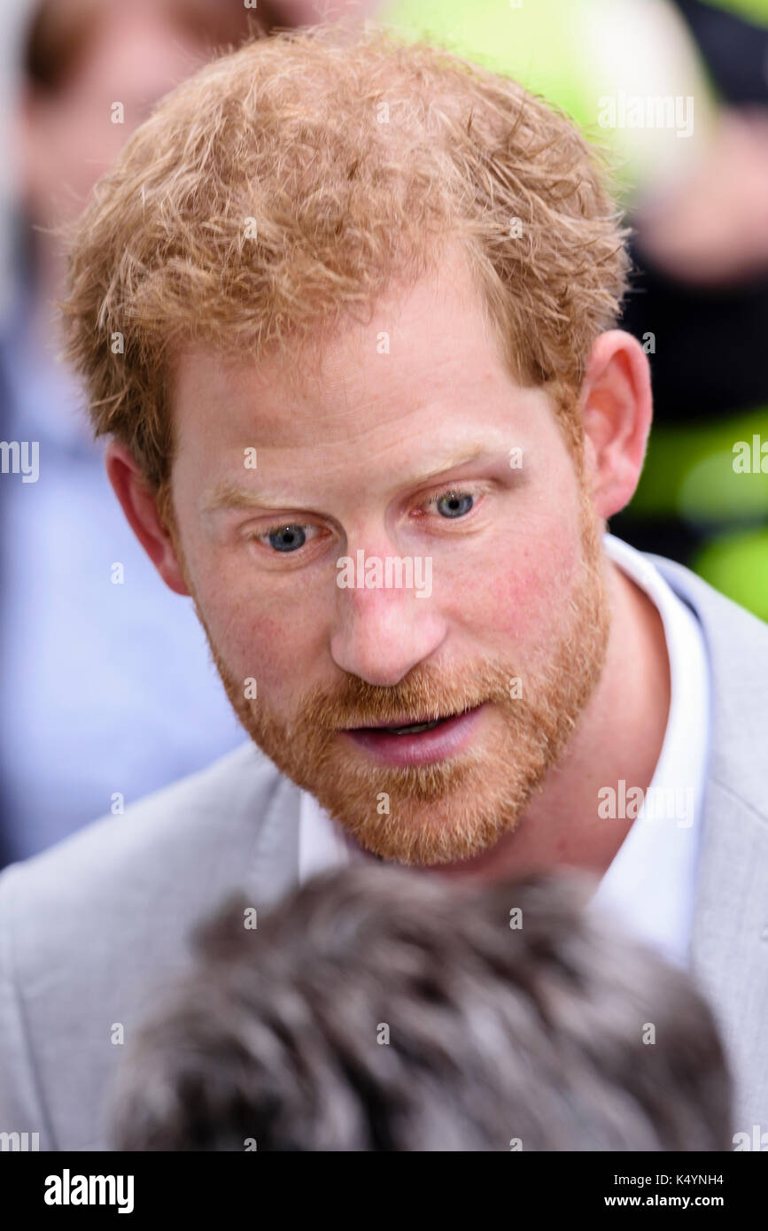 Belfast, Irlande du Nord. 07/09/2017 - le prince Harry à la rencontre du public au cours de foule à Belfast pour sa première visite en Irlande du Nord. Banque D'Images